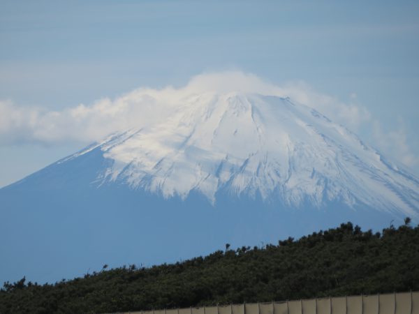 茅ヶ崎の海写真、烏帽子岩と富士山とウインドサーフィン (2021/11/12)