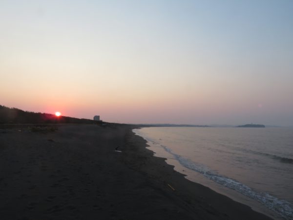 茅ヶ崎の海と日の出とサーフィンの写真(2022/07/02)