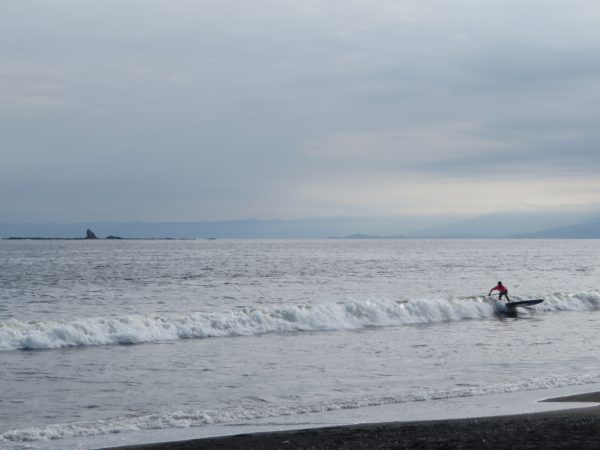 茅ヶ崎の海と空とサーフィンの写真(2022/08/06)