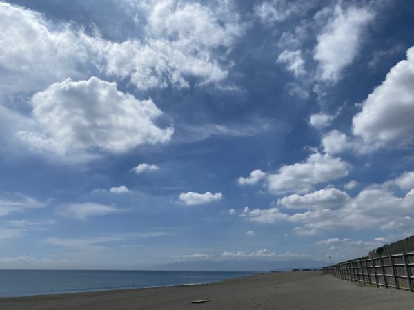 茅ヶ崎の海と空とサーフィンの写真(2022/09/13)