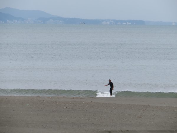 茅ヶ崎の海と空と烏帽子岩とサーフィンの写真(2022/09/22)