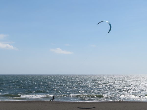 茅ヶ崎の海と空と烏帽子岩と江ノ島とサーフィンの写真(2022/10/04)