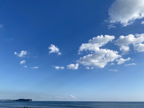 茅ヶ崎の海と空と江の島と烏帽子岩の写真(2022/10/01)