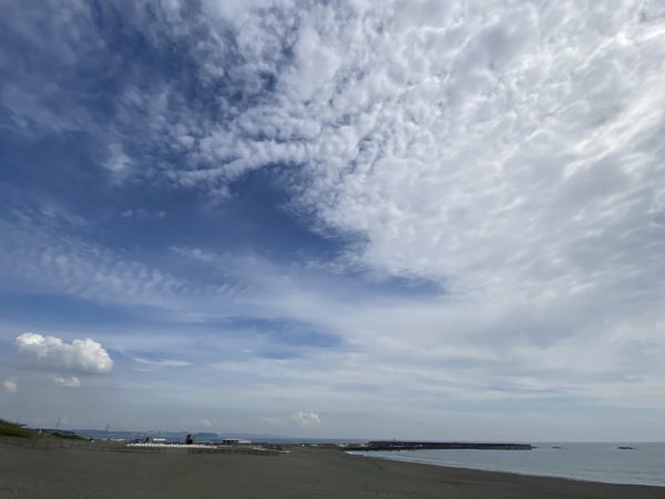 茅ヶ崎の海と空とサーフィンの写真(2022/10/03)