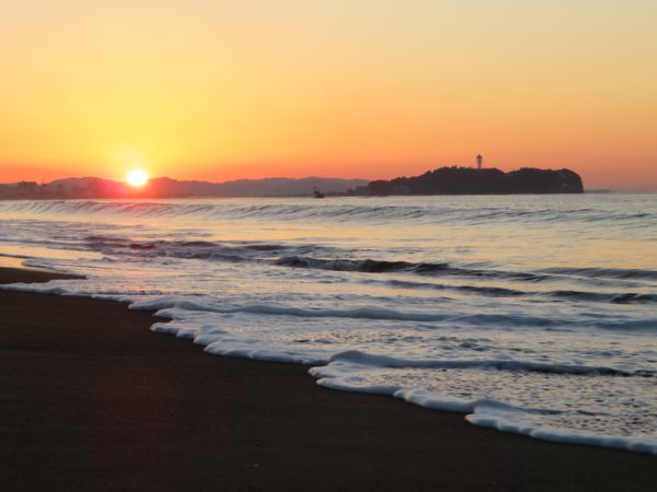 茅ヶ崎の海と空と朝陽の写真(2022/10/30)