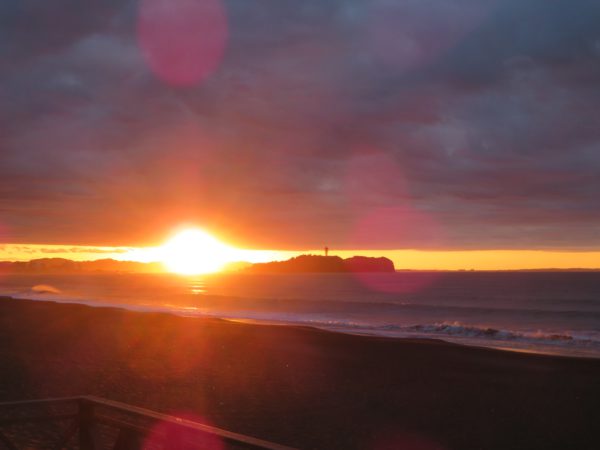 茅ヶ崎の海と空と日の出とサーフィンの写真(2022/11/14)