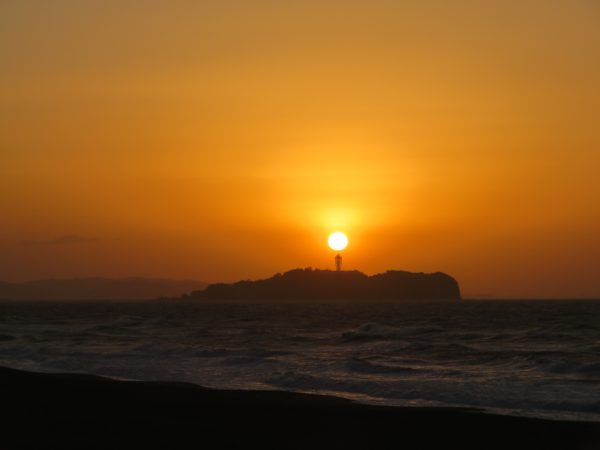 茅ヶ崎の海と空と江ノ島と日の出の写真(2022/12/14)