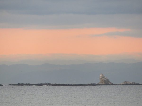 茅ヶ崎の海と空と江ノ島と烏帽子岩とサーフィンの写真(2022/12/15)