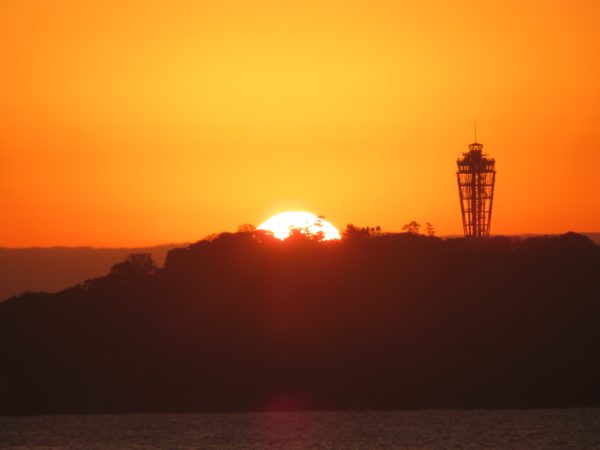 茅ヶ崎の海と空と江ノ島と烏帽子岩と日の出とサーフィンの写真(2022/12/16)