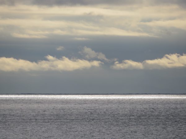七里ヶ浜の海と空と江ノ電とサーフィンの写真(2022/12/22)
