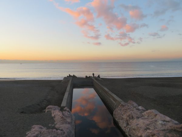 茅ヶ崎の海と空と烏帽子岩と江ノ島の写真(2022/12/28)