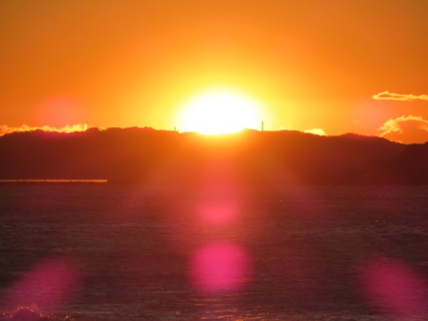 茅ヶ崎の海と空と江の島と烏帽子岩と日の出の写真@2023/01/25