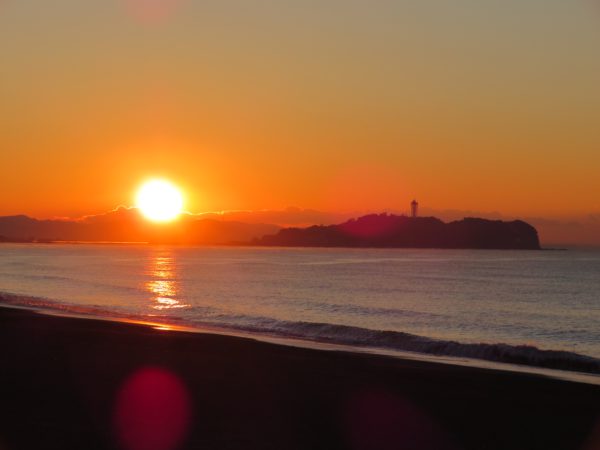 茅ヶ崎の海と空と江の島と烏帽子岩と富士山と日の出の写真@2023/01/30