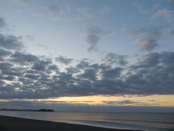 茅ヶ崎の海と空と江の島と烏帽子岩の写真@2023/01/31