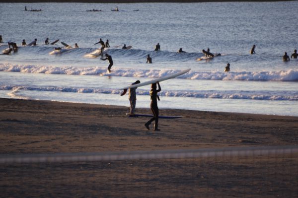 鵠沼海岸の海と空と江の島と日の出とサーフィンの写真＠2023/02/26