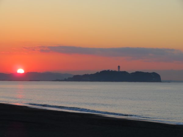 茅ヶ崎の海と空と江の島と烏帽子岩と富士山と日の出の写真@2023/02/01