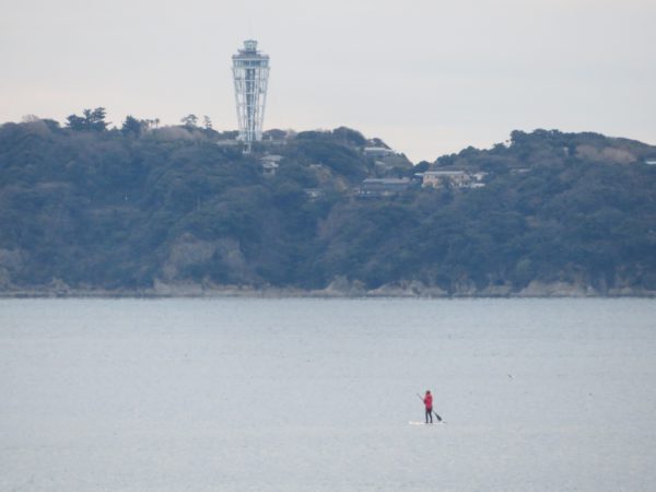 茅ヶ崎の海と江の島と烏帽子岩の写真@2023/02/10