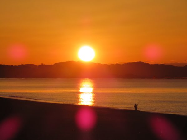 茅ヶ崎の海と空と江の島と烏帽子岩と日の出の写真@2023/02/16