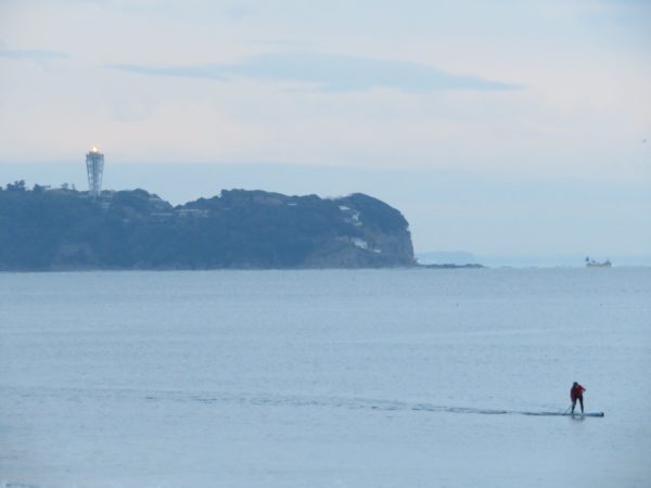茅ヶ崎の海と空と江の島と烏帽子岩と富士山とSUPの写真@2023/02/23