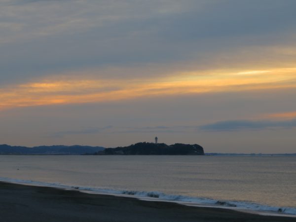 茅ヶ崎の海と空と江の島と烏帽子岩と富士山の写真@2023/02/02