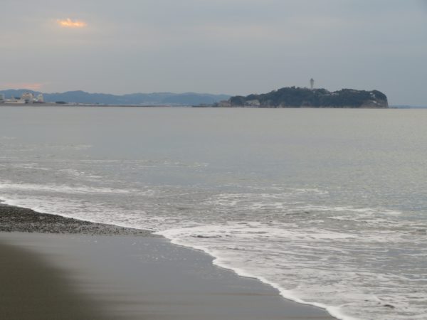 茅ヶ崎の海と空と江の島と烏帽子岩の写真@2023/03/05