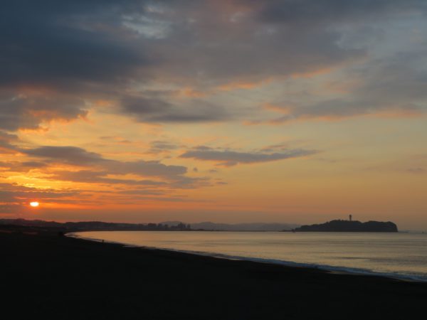 茅ヶ崎の海と空と江の島と烏帽子岩とサーフィンの写真@2023/03/15