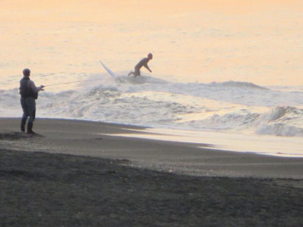 茅ヶ崎の海と空と江の島と烏帽子岩と日の出とサーフィンと釣り人の写真@2023/03/17