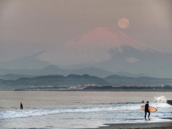 鵠沼海岸の海と空と富士山とサーフィンの写真@2023/03/08