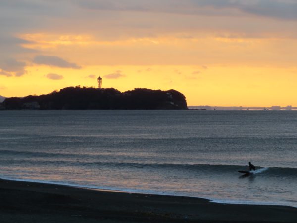 茅ヶ崎の海と空と江の島と烏帽子岩とサーフィンの写真@2023/03/14