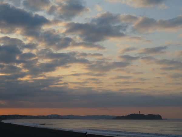 茅ヶ崎の海と空と江の島と烏帽子岩の写真@2023/04/03