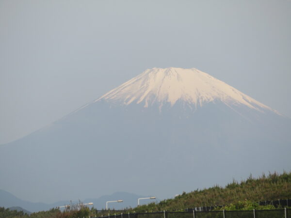 茅ヶ崎の海と空と江の島と烏帽子岩と富士山の写真 @ 2023/05/26