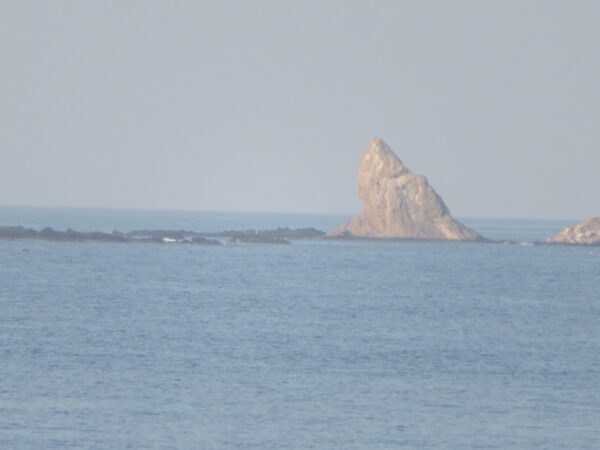 茅ヶ崎の海と空と江の島と烏帽子岩の写真 @ 2023/05/22