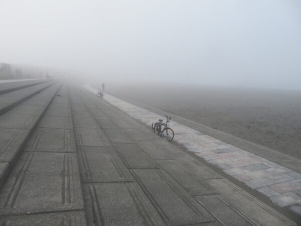 鵠沼海岸の海と空と平和の像の写真（霧で何も見えない） @ 2023/07/07